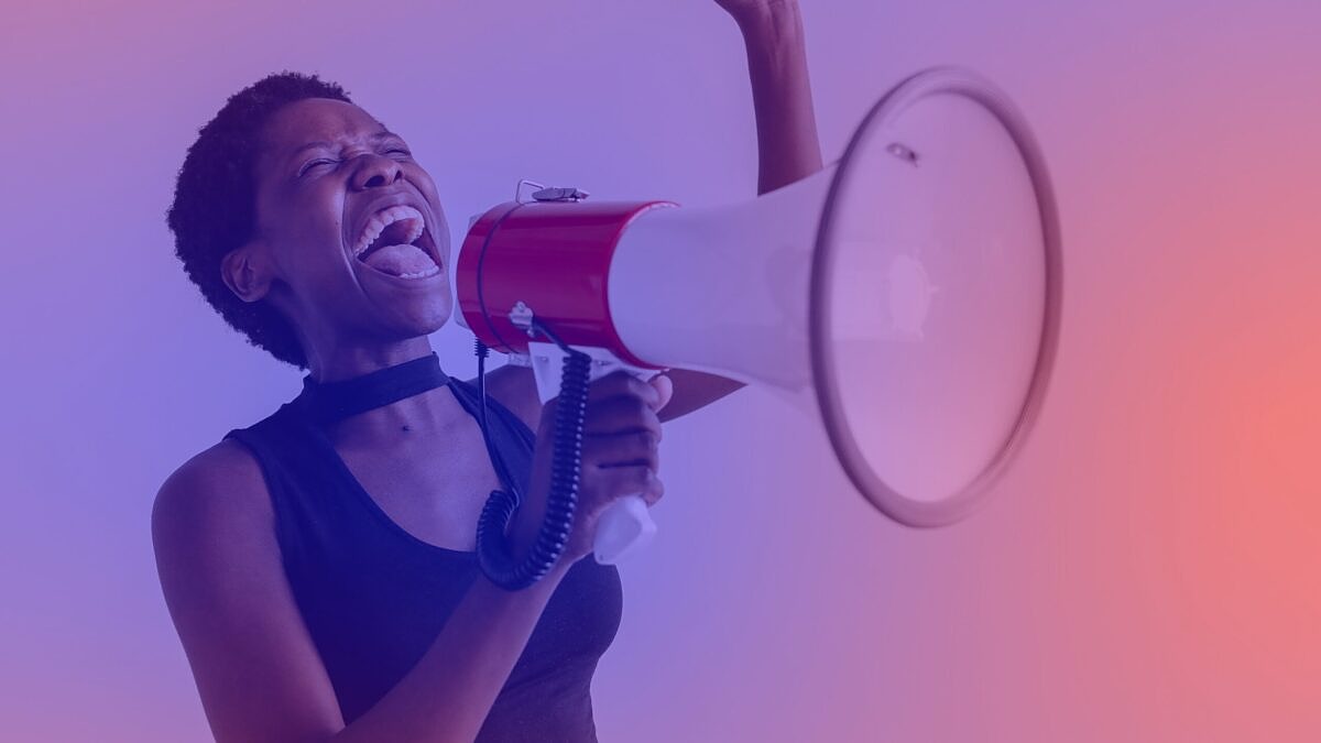 DMEXCO CMO Summit 2025: A woman shouts enthusiastically into a megaphone – an image symbolizing calling for a fresh approach.
